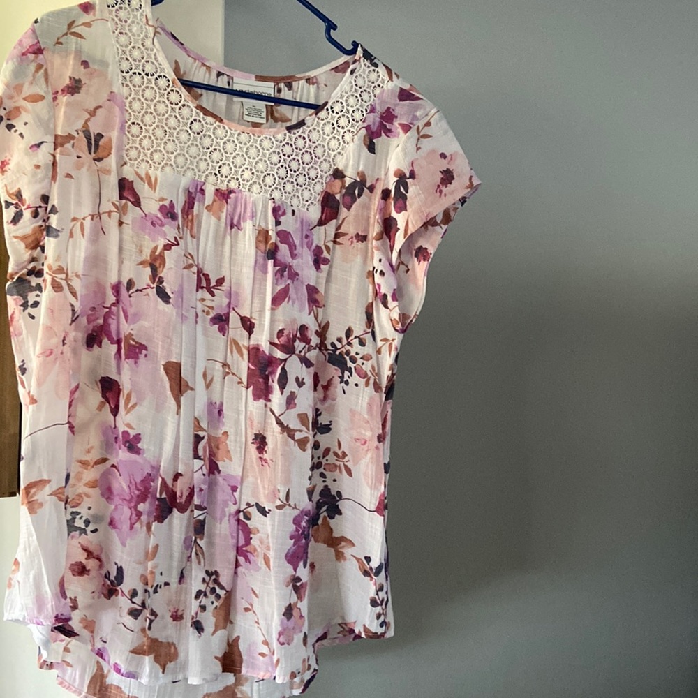 Beautiful blouse! Lace trim!